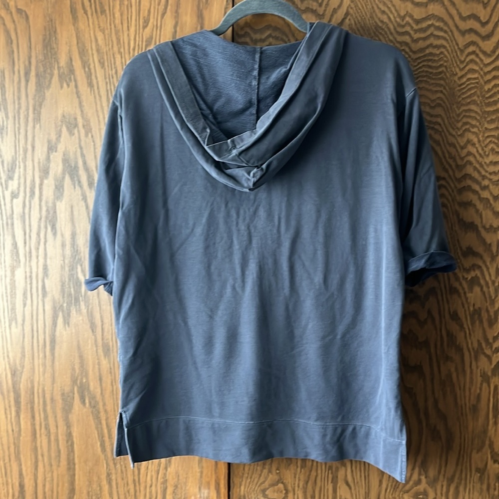 3/4 sleeve top with hood - Picture 4 of 5